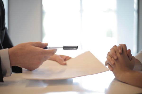Empresario con documentos de cobro
